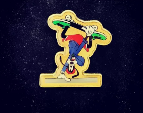 迪士尼胸针，倒抓滑板大狗高飞 。绝版珍藏！...