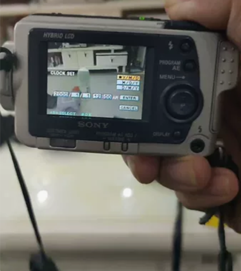 出索尼一台数码相机，品相很新，有两块电池一...