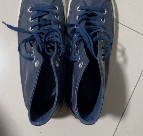 匡威9.5成新啊，穿过两次，看鞋垫上的标签...