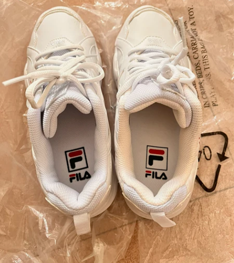 斐乐，菲乐。36.5码。样板鞋。鞋底有点脏...