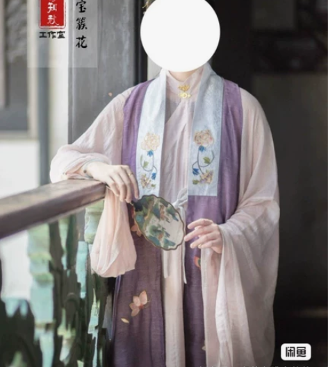 傅知秋八宝簇花比甲xs灰紫色 买的一版的尾...