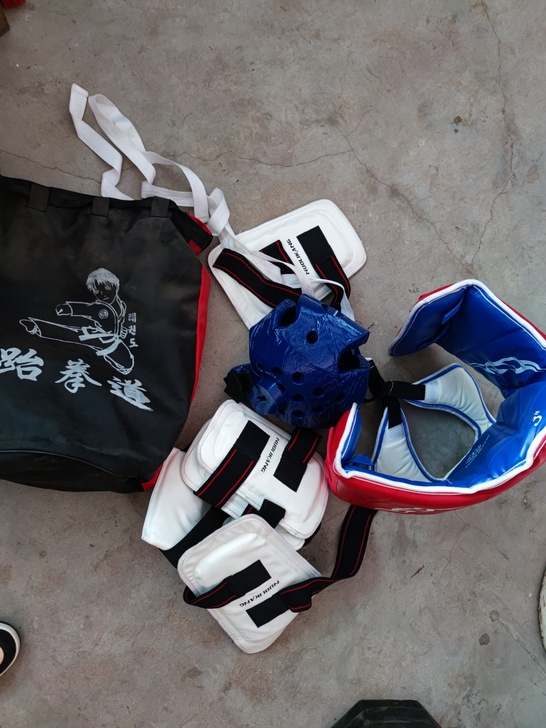 跆拳道整套护具,有2号和3号,全新带包装,...