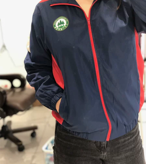 全新校服185码,质量好。衣长71,肩宽5...