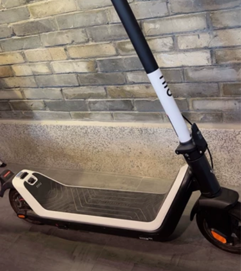 小牛电动踏板车 九层新 2000元出售??...