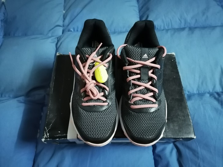 adidas运动鞋，专柜正品，家里鞋子太多...