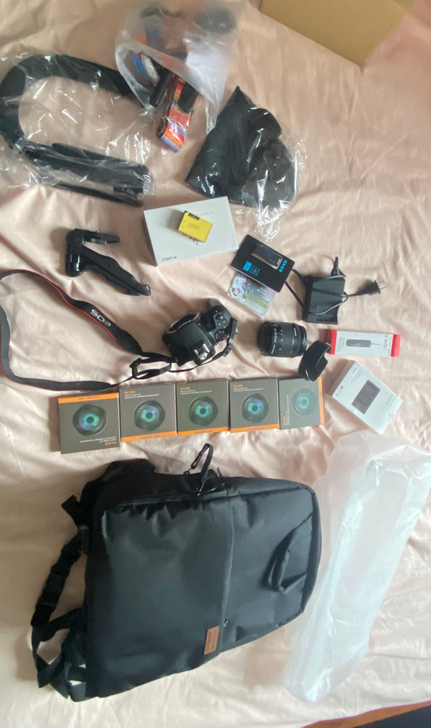 自用相机 才买不到半个月 三块电池 两块充...