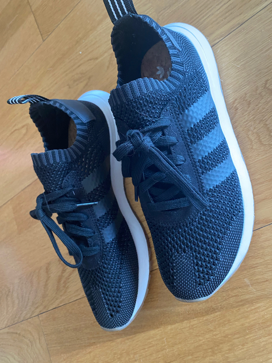 Adidas几乎全新网面黑白运动鞋