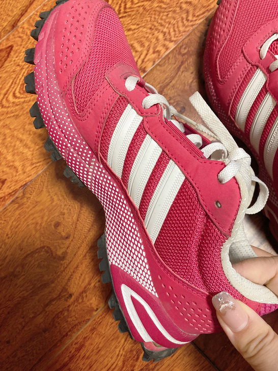 Adidas女士运动鞋，几乎全新，全部上脚...