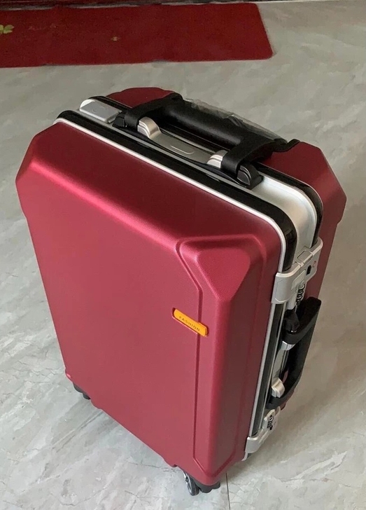 全新袋鼠拉杆箱断码清仓，零售价都是五六百的...