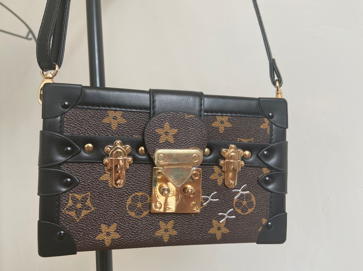 盒子包包，只背过一次，卡扣保护膜，防尘布都...