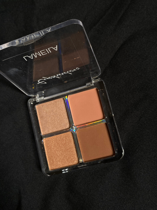 四色眼影 火烈鸟眼线液笔 一起出 眼影几乎...