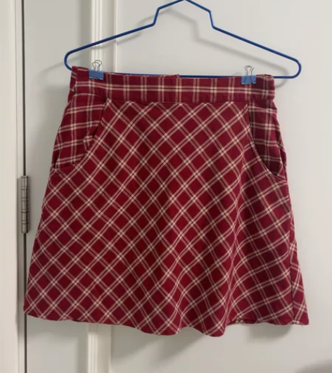 版型超正的红格纹A字裙 大腿上方一点的长度...