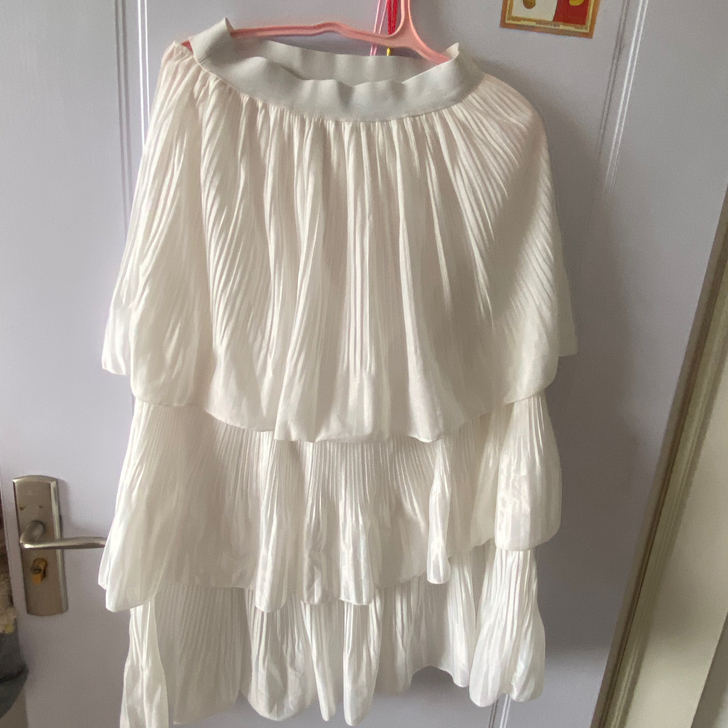 蛋糕裙 上身很显 虽然白色不会显胖哦