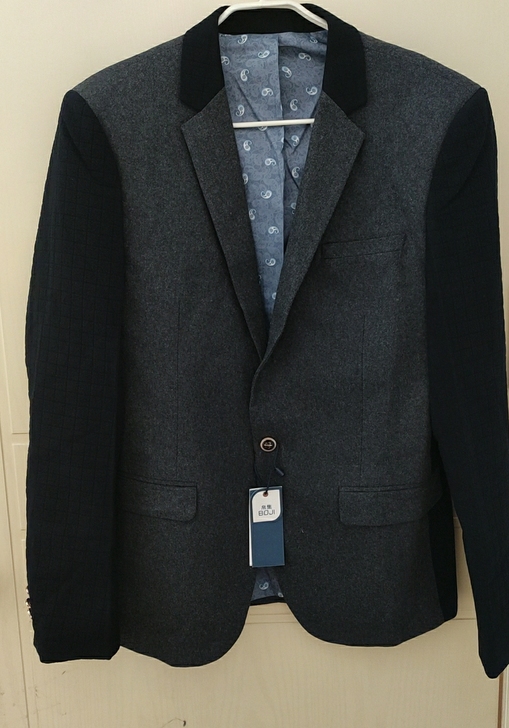 超值帛集一款修身版拼接色男士西装外套。大身...