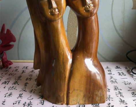 木雕姐妹整块木头雕刻，姐妹相依相偎和和美美...