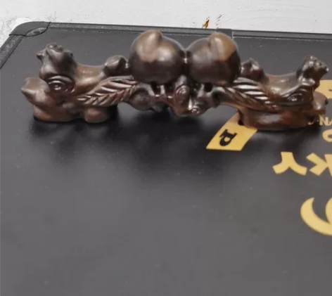 木雕，我也不知道是什么木，比较硬，不知道什...