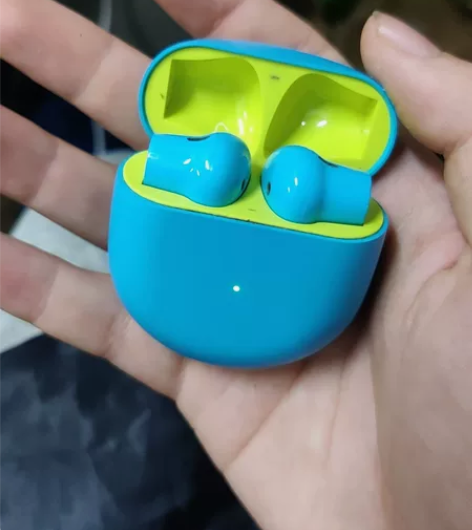 一加buds耳机,蓝色自用款,耳机轻微磕碰...