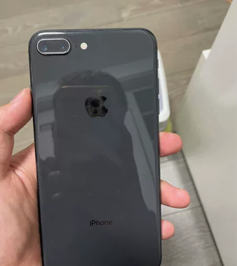 换新手机了 所以出售iphone8p 黑色...