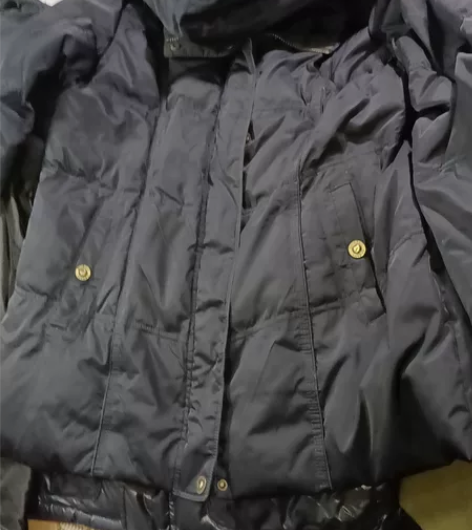 男式品牌带帽羽绒服：此衣成色新，无破损。羽...