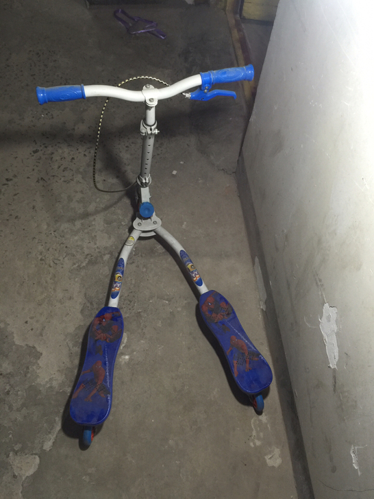 分腿式滑板车，双脚同时使用的全铝合金滑板车...