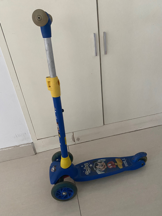 家中闲置迪士尼滑板车一辆，夜间骑起来还带闪...