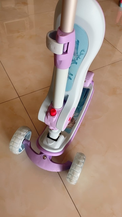 全新迪士尼儿童滑板车公主小孩幼儿单脚踏板滑...