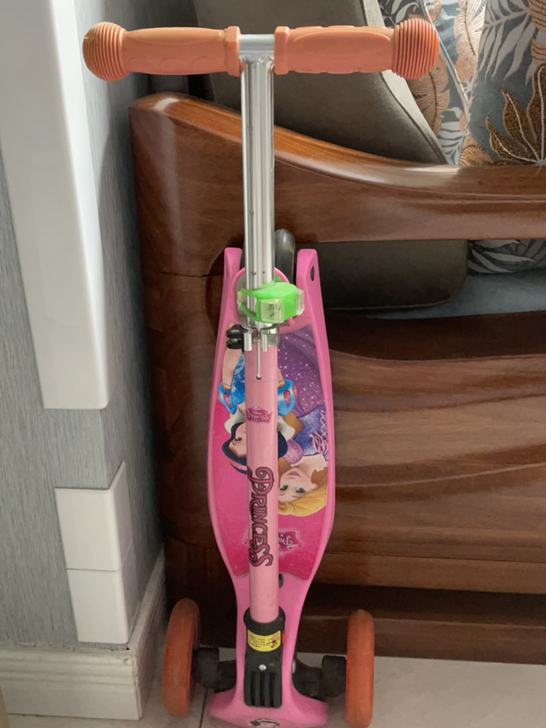 迪士尼儿童滑板车可调节，可折叠，没怎么骑过...