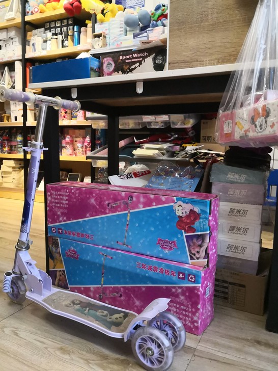 全新迪士尼三轮减震滑板车，店铺在售款，折叠...