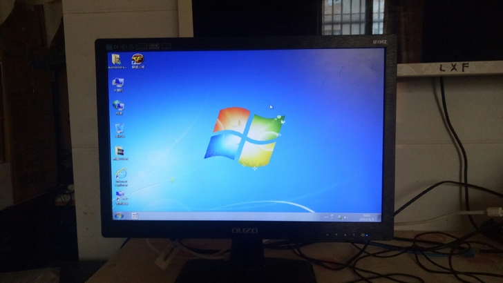 电脑19寸液晶显示器，牌子是惠科HKC