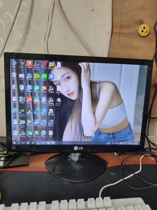 LG19寸电脑显示器，正常使用，屏幕表面有...