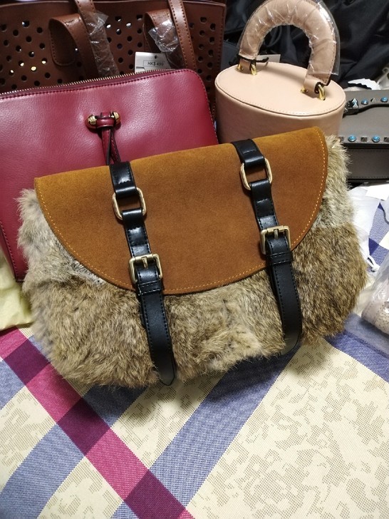 全新女士包包斜挎手提毛毛包包大红漆皮