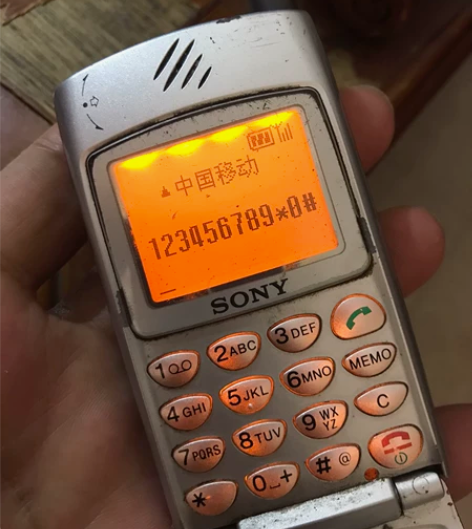 索尼Z28。没电池，手机试了开屏显示有信号...