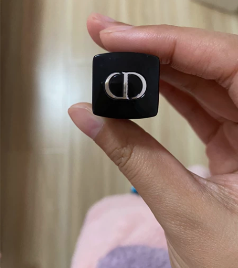 迪奥999口红,原相机拍摄,用了两次,线下...