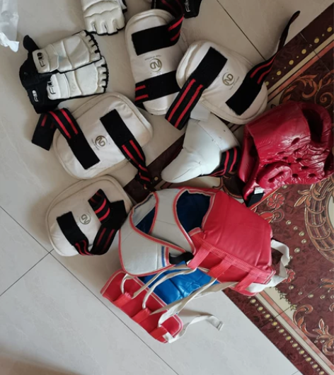 跆拳道护具 所见所得，库房放久了，到手得擦...