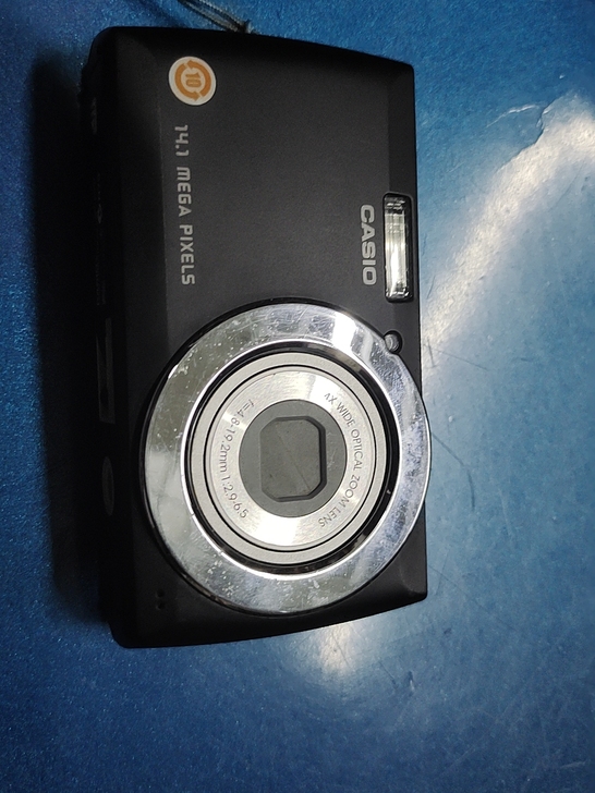 卡西欧R100相机,不能开机,当配件卖了。...