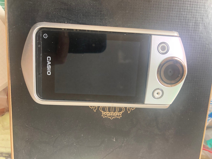 卡西欧相机自拍神器，有破损见照片。