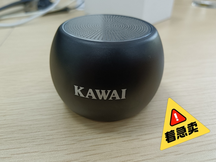 小巧可随身携带的黑色显大气的蓝牙音响