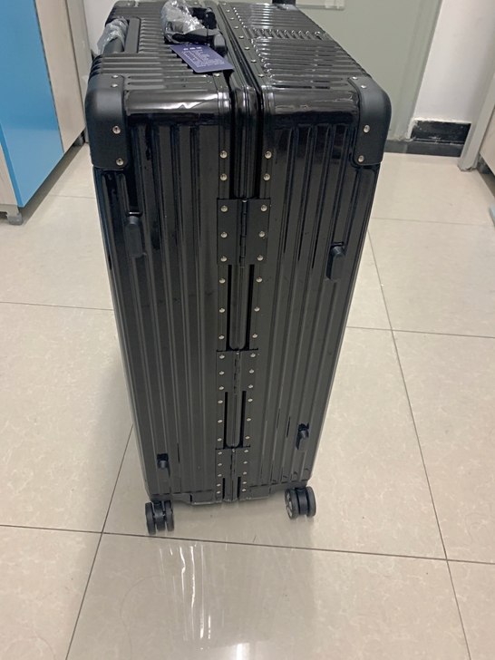 黑色拉杆箱    照片是铝框款  有拉链款