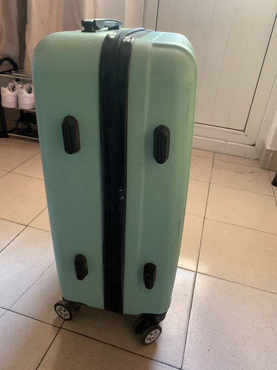 行李箱 表面划痕比较多 里面完好无损 空间...