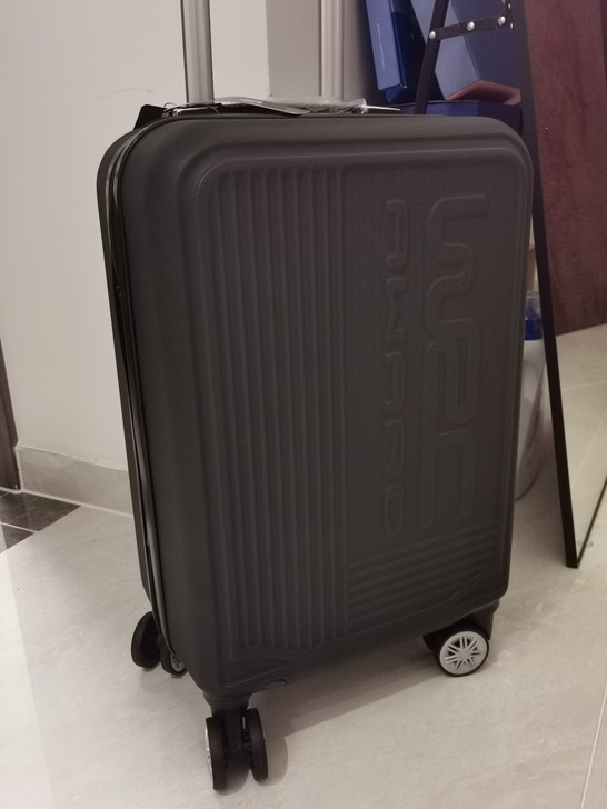 全新WRC 20寸可登机时尚拉杆箱，原包装...