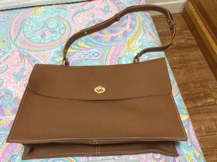 洋气简约百搭斜挎托特包 款式：单肩包 买来...