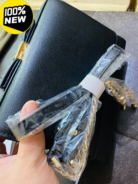 全新 黑色 皮质小包 。时下最流行的复古方...