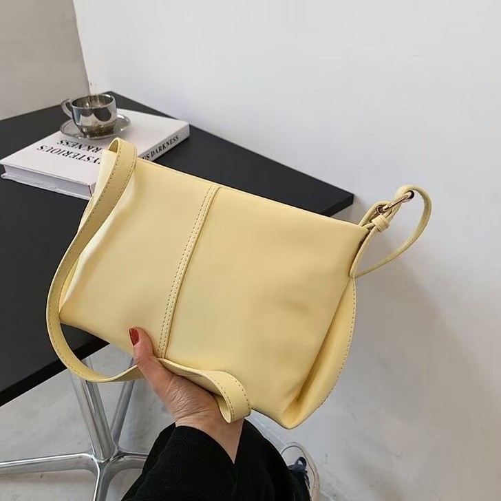 容量贼大~颜色也很正，搭配衣服特别好看~软...