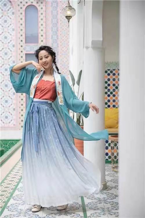 第一次穿汉服的时候就喜欢上了,后来别人介绍...