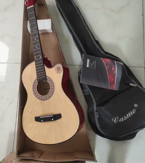 吉他 新手 当时两三百买来的吧,很新,拿...