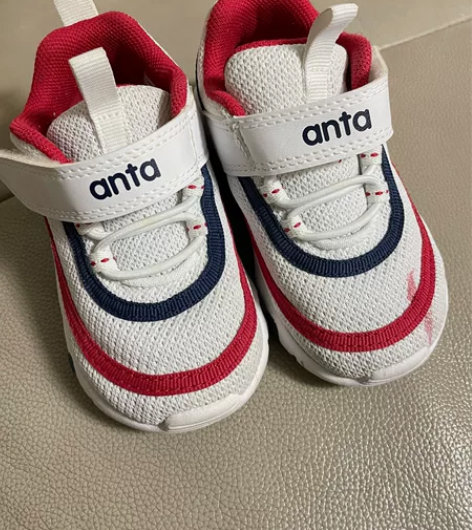 安踏儿童闪灯鞋软底鞋,上脚非常舒服,22码...