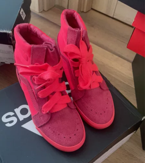 VANS玫红色35.5 专柜入，磨砂皮配布...