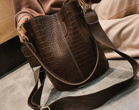 天彩翼飞 女士包 感兴趣的话点“我想要”和...