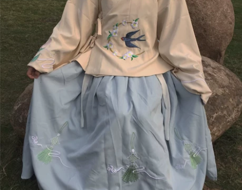 标价便宜出出 五五年原创汉服 袄裙 燕归 ...