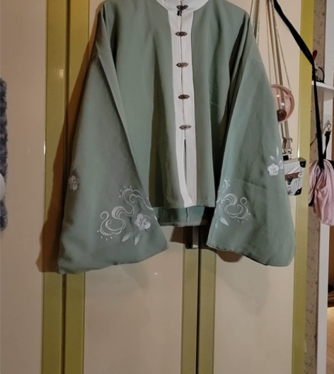 汉服L码 琵琶袖高领，袖子有刺绣 没穿过